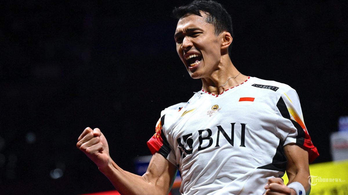 Jonatan Christie dari Indonesia merayakan kemenangannya melawan Li Shi Feng dari Tiongkok pada pertandingan final tunggal putra mereka di turnamen bulu tangkis Piala Thomas dan Uber di Chengdu, di provinsi Sichuan barat daya Tiongkok pada 5 Mei 2024. (WANG Zhao / AFP)