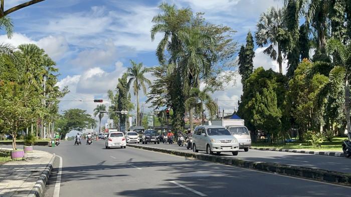 TUGU SELAMAT DATANG -  Suasana arus lalu lintas di area Tugu Selamat Datang Ciamis dekat Simpang Pahlawan, Jumat (20/3/2026) menjelang siang. Berdasarkan data traffic counting pada Jumat (20/3/2026) dari pukul 00.00 WIB hingga 06.00 WIB, total sebanyak 23.652 kendaraan tercatat melintas dari dua arah.