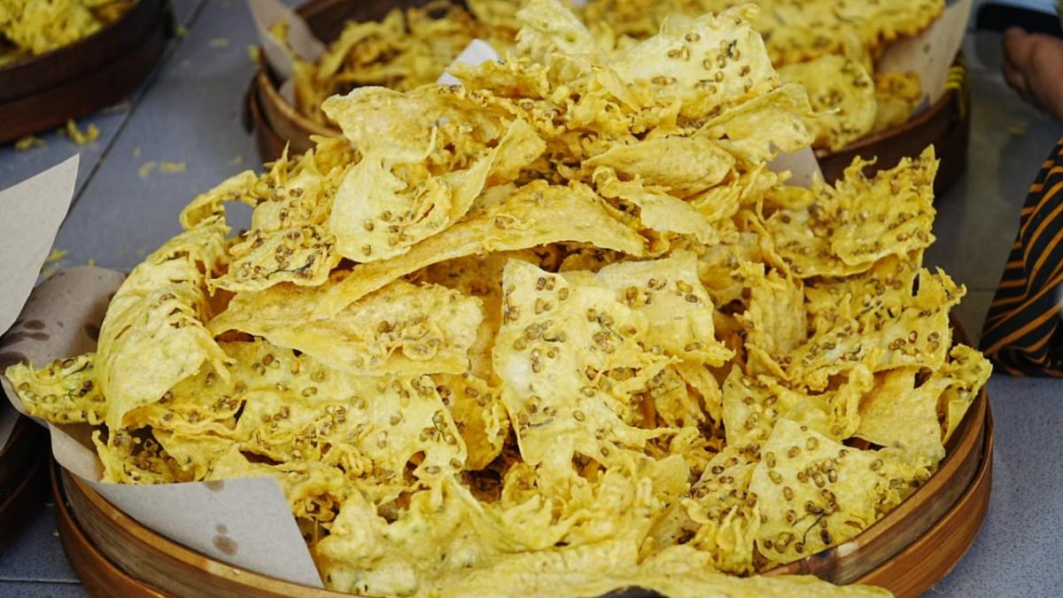 KULINER KLATEN - Peyek ikan cethul di rumah produksi Klaten, yang kini memasok oleh-oleh ke berbagai daerah menjelang Lebaran, Kamis (19/3/2026).