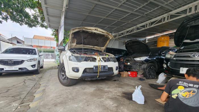 BENGKEL - Sejumlah kendaraan antre untuk diservis di Bengkel Prestige Auto Garage Sidoarjo, Jawa Timur, menjelang arus mudik Lebaran, Senin (16/3/2026).
