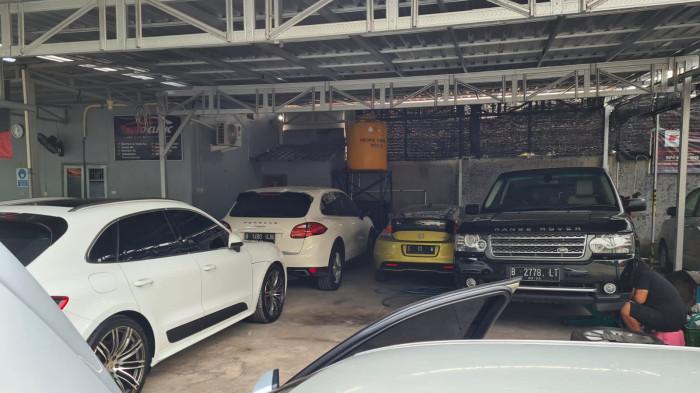 BENGKEL - Sejumlah kendaraan antre untuk diservis di Bengkel Prestige Auto Garage Sidoarjo, Jawa Timur, menjelang arus mudik Lebaran, Senin (16/3/2026).