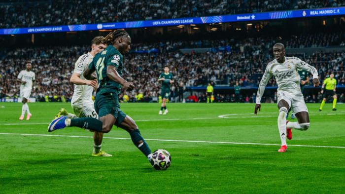 MENENDANG BOLA - Aksi winger Manchester City, Jeremy Doku saat melawan Real Madrid pada pertandingan leg pertama babak 16 besar Liga Champions di Stadion Santiago Bernabeu, pada Kamis (12/3/2026) dini hari WIB. Manchester City keok 0-3.