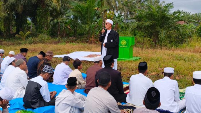 SHALAT ID FITRI - Jamaah Muhammadiyah Mamuju Tengah melaksanakan Sholat Idul Fitri di halaman Muhammadiyah Boarding School (MBS) Topoyo, Kecamatan Topoyo, Kabupaten Mamuju Tengah, Sulawesi Barat, Jumat (20/3/2026). (H. Bambang Suparni for Tribun)