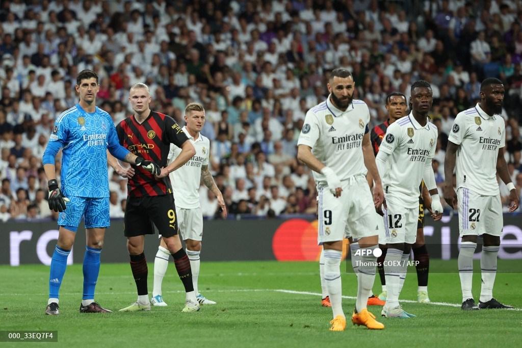 Kiper Real Madrid Thibaut Courtois (Kiri) dan penyerang Manchester City Erling Haaland saat pertandingan sepak bola leg pertama semifinal Liga Champions di stadion Santiago Bernabeu, pada 9 Mei 2023.