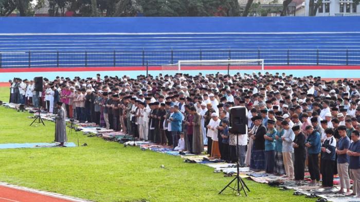 HARI RAYA - Warga Muhammadiyah melaksanakan Salat Ied di Stadion Gajayana, Kota Malang, Jumat (20/3/2026). Berbeda dengan Pemerintah yang menetapkan Idul Fitri 2026 pada Sabtu (21/3/2026), warga Muhammadiyah menetapkan 1 Syawal 1447 Hijriah pada Jumat 20 Maret 2026.