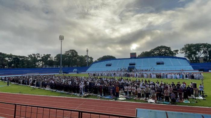 HARI RAYA - Warga Muhammadiyah melaksanakan Salat Ied di Stadion Gajayana, Kota Malang, Jumat (20/3/2026). Berbeda dengan Pemerintah yang menetapkan Idul Fitri 2026 pada Sabtu (21/3/2026), warga Muhammadiyah menetapkan 1 Syawal 1447 Hijriah pada Jumat 20 Maret 2026.