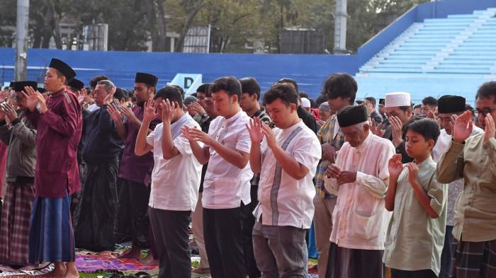 HARI RAYA - Warga Muhammadiyah melaksanakan Salat Ied di Stadion Gajayana, Kota Malang, Jumat (20/3/2026). Berbeda dengan Pemerintah yang menetapkan Idul Fitri 2026 pada Sabtu (21/3/2026), warga Muhammadiyah menetapkan 1 Syawal 1447 Hijriah pada Jumat 20 Maret 2026.