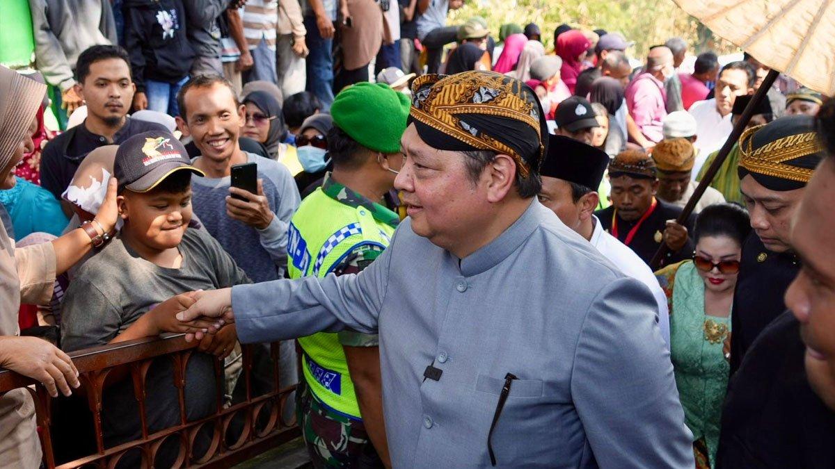 Menko Perekonomian RI, Airlangga Hartarto mengikuti perayaan tradisi Yaa Qowiyyu di Klaten