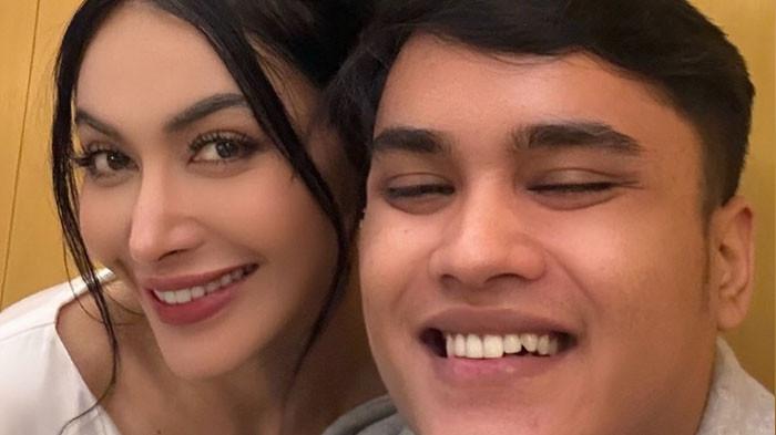 DENADA BERTEMU RESSA: Setelah berbulan-bulan berseteru, akhirnya Denada bisa bertemu dengan sang putra kandung, Ressa Rizky Rossano untuk yang pertama kali.