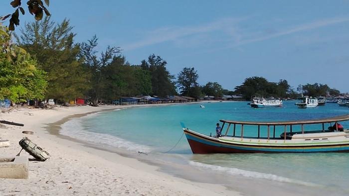 PANTAI WISATA -- Personel Polres Belitung melalukan pemantauan di Pantai Wisata Tanjung Kelayang, Kecamatan Sijuk pada Jumat (20/3/2026).
