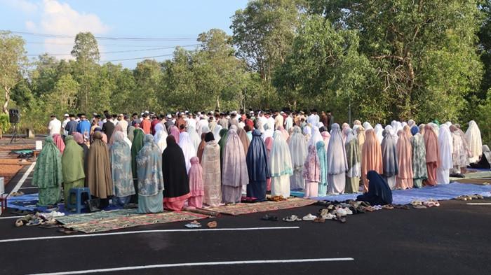 SALAT LEBIH AWAL - Ratusan warga Muhammadiyah Kabupaten Belitung Timur memadati halaman Islamic Center Masjid Ahmad Dahlan, Desa Padang, Manggar untuk melaksanakan Salat Idul Fitri 1447 Hijriah, Jumat (20/3/2026) pagi. Meski dilaksanakan lebih awal dari penetapan pemerintah, pelaksanaan ibadah berlangsung dengan khidmat dan tertib.