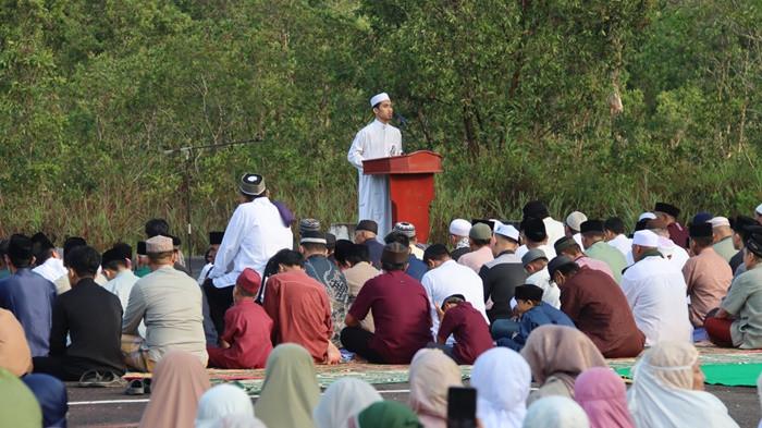 SALAT LEBIH AWAL - Ratusan warga Muhammadiyah Kabupaten Belitung Timur memadati halaman Islamic Center Masjid Ahmad Dahlan, Desa Padang, Manggar untuk melaksanakan Salat Idul Fitri 1447 Hijriah, Jumat (20/3/2026) pagi. Meski dilaksanakan lebih awal dari penetapan pemerintah, pelaksanaan ibadah berlangsung dengan khidmat dan tertib.