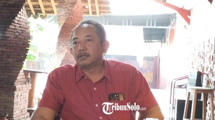 TIDAK OPEN HOUSE. Bupati Karanganyar Rober Christanto saat ditemui di kediamannya, Joglo Dawan, Tasikmadu, Karanganyar, Jumat (21/2/2025). Dia tidak menggelar open house tahun 2026 ini.