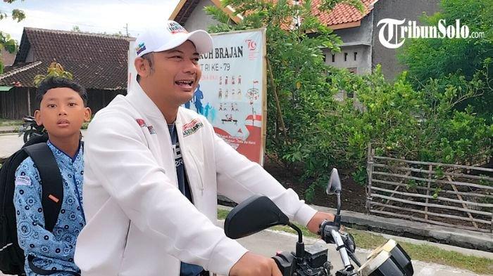 Bupati Boyolali Agus Irawan mengantar anaknya sekolah menggunakan sepeda motor RX King, Kamis (28/11/2024). Dia tidak menggelar open house lebaran 2026. 