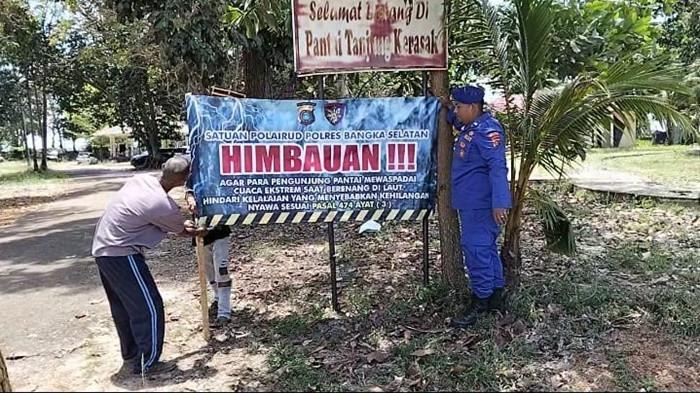 PASANG SPANDUK -- Sejumlah anggota kepolisian dari Polres Bangka Selatan ketika memasang spanduk imbauan di sejumlah lokasi wisata, Jumat (20/3/2026). Langkah tersebut sebagai upaya preventif menjelang libur lebaran.