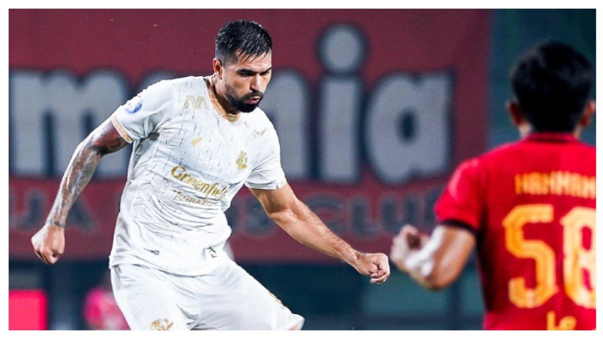 AKSI LAGA - Potret Julian Guevara saat melawan Persija Jakarta.