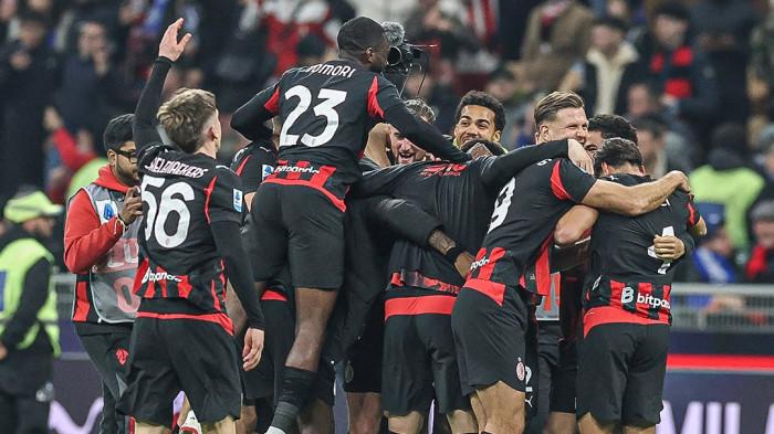 MERAYAKAN GOL - Para pemain AC MIlan sedang merayakan gol bersama setelah menbobol gawang Inter Milan pada pekan ke-28 Liga Italia di San Siro, Senin (9/3/2026) dini hari WIB. Rossoneri berhasil menang tipis 1-0.