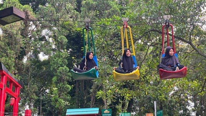 WISATA LIBUR SEKOLAH - Pengunjung menikmatu aneka wahana permainan di Rivera Outbond & Edutainment Bogor pada Rabu (25/6/2025).