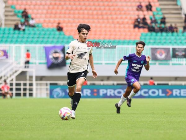 Pemain PSM Makassar, Victor Dethan sedang menguasai bola saat bertanding di Stadion Pakansari, Bogor, Jawa Barat, Minggu (29/12/2024).