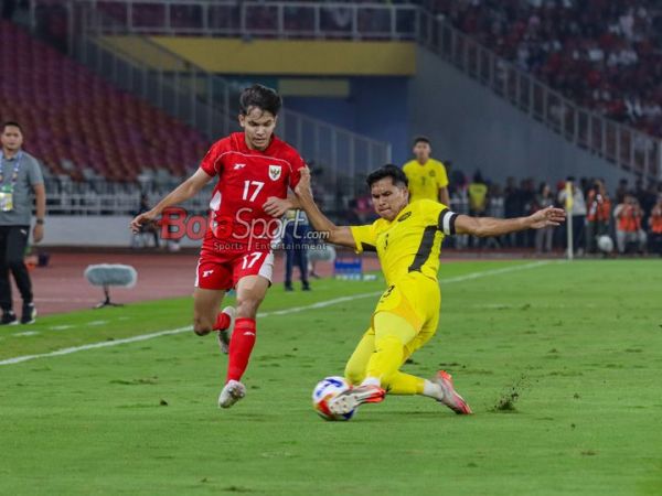 Pemain Timnas U-23 Indonesia, Victor Dethan berduel lawan bek Malaysia dalam laga terakhir Grup A ASEAN Cup U-23 2025 di Stadion Utama Gelora Bung Karno, Jakarta, Senin (21/7/2025)