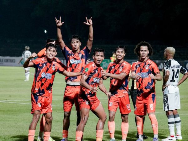 Selebrasi pemain Kendal Tornado FC saat mengalahkan Persipura Jayapura di Stadion Sriwedari, Solo, pada Minggu (1/3/2026).