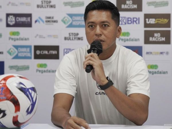 Pelatih Kendal Tornado FC, Stefan Keeltjes. 