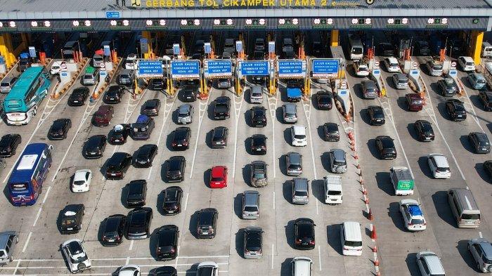 Antrean kendaraan saat memasuki GT Cikampek Utama  