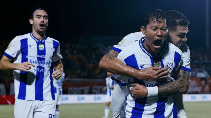 MERAYAKAN GOL - Gelandang Persib Bandung Adam Alis merayakan gol yang ia cetak ke gawang Borneo FC dalam laga tunda pekan ke-21 Super League 2025/2026 di Stadion Segiri, Samarinda, pada Minggu (15/3/2026). Pertandingan berakhir imbang 1-1.
