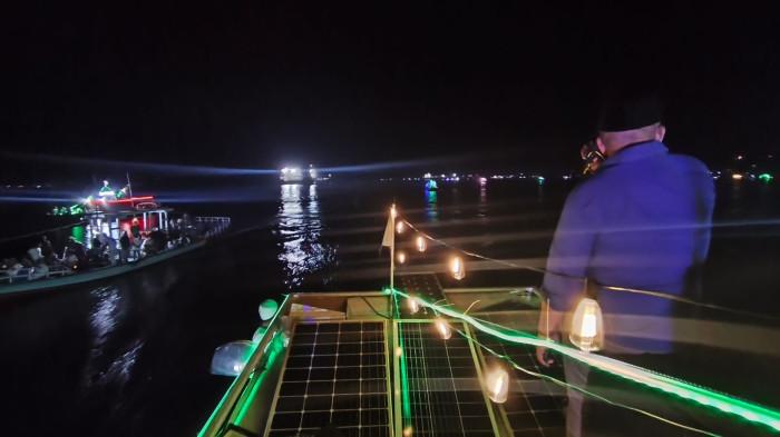 TAKBIRAN - Suasana Takbiran Laut Idul Fitri 1447 Hijriah. Kapal nelayan saat melintas di perairan Teluk Ambon, Jumat (20/3/2026).