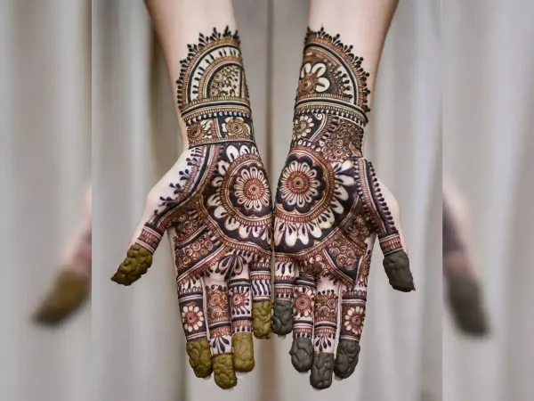 Simple front hand mehndi designs for eid