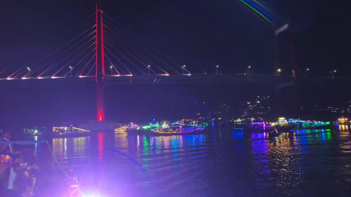 TAKBIRAN - Suasana Takbiran Laut Idul Fitri 1447 Hijriah. Kapal nelayan saat melintas di perairan Teluk Ambon, Jumat (20/3/2026).
