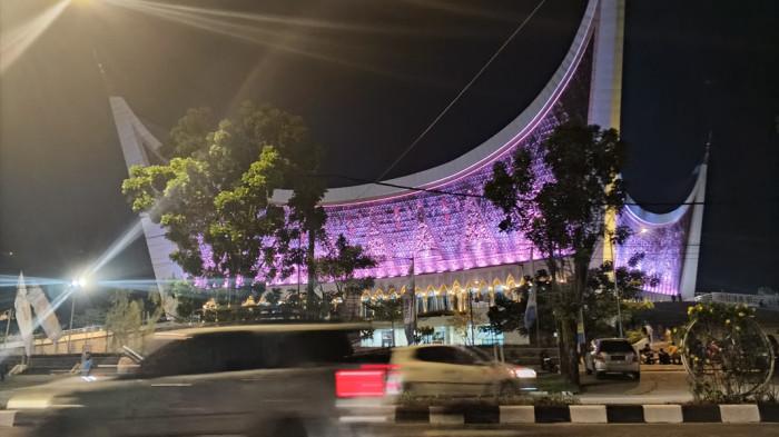 MASJID RAYA- Suasana malam takbiran di Kota Padang, Jumat (20/3/2026), terlihat sepi, termasuk di sekitar Jalan Khatib Sulaiman, tempat Masjid Raya berdiri megah.  Sebagian masyarakat sudah melaksanakan salat Idulfitri lebih awal, sementara pemerintah Kota Padang dan Pemprov Sumbar akan menggelar salat Idulfitri tingkat provinsi di halaman Kantor Gubernur Sumbar, Sabtu (21/3/2026). (Foto/Afdal).