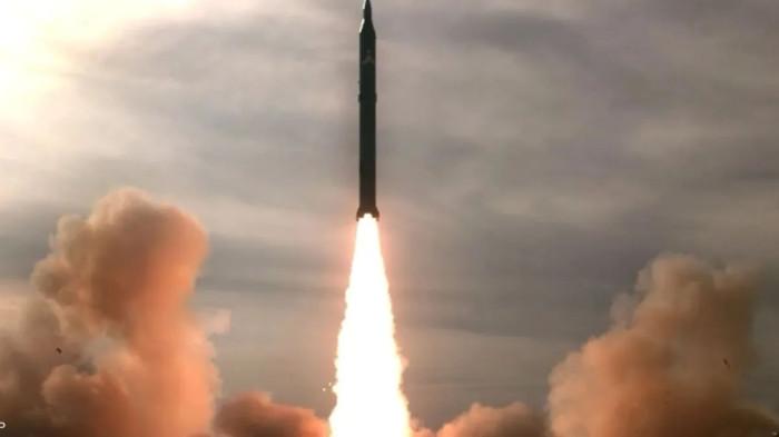 LEBIH PRESISI - Peluncuran rudal Sejjil milik Iran. Rudal balistik berbahan bakar padat ini dilaporkan mendapatkan penyempurnaan dengan sistem panduan satelit navigasi BeiDou China.