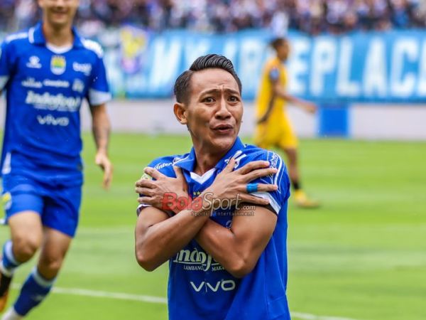 Beckham Putra Nugraha sedang melakukan selebrasi seusai mencetak gol dalam laga pekan ke-17 Super League 2025/2026 antara Persib Bandung versus Persija Jakarta di Stadion Gelora Bandung Lautan Api, Bandung, Jawa Barat, Minggu (11/1/2026).