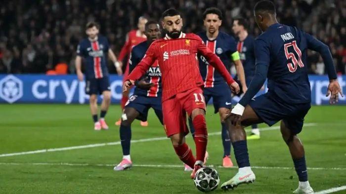 PEMAIN LIVERPOOL - Aksi penyerang Liverpool, Mohamed Salah (tengah) saat melawan PSG pada pertandingan leg pertama babak 16 besar Liga Champions, di Parc des Princes, Kamis (6/3/2025) dini hari WIB. Comeback Mo Salah dari Piala Afrika bantu Liverpool raih kemenangan di pekan 7 Liga Champions.