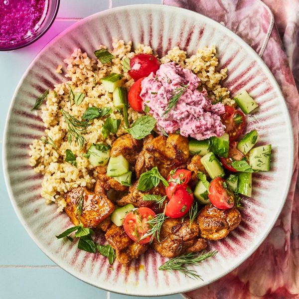 चिकन शावरमाची रेसिपी इमेज. क्रेडिट: छायाचित्रकार: ग्रेग डुप्री, प्रॉप स्टायलिस्ट: ज्युलिया बेलेस, फूड स्टायलिस्ट: चेल्सी झिमर.