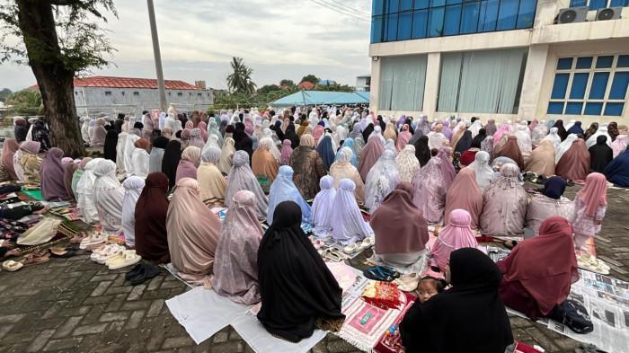 SALAT IDULFITRI DI KENDARI - Pelaksanaan Salat Idulfitri 1 Syawal 1447 Hijriah di Kota Kendari Sulawesi Tenggara (Sultra) berlangsung khidmat. Salat Id berjamaah ini digelar di pelataran Gedung Universitas Muhammadiyah (UM) Kendari, Jumat (20/3/2026). (TribunnewsSultra.com/Apriliana Suriyanti)