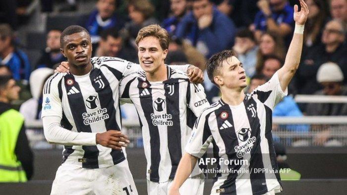 JUVENTUS DIPREDIKSI MENANG - (Arsip Foto Oktober 2024) Francisco Conceicao (Kiri ) melakukan selebrasi Pierre Kalulu (Kanan) dan Kenan Yildiz (Tengah) setelah Juventus mencetak gol saat melawan Inter Milan pada 27 Oktober 2024 di Stadion Giuseppe-Meazza. Francisco Conceicao mencetak gol kemenangan untuk Juventus saat melawan Inter Milan di pertemuan kedua pada Senin (17/2/2025). (Foto Matthieu Mirville (F Bertani) / DPPI)
