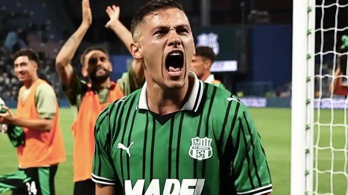 BERSELEBRASI - Selebrasi bek Timnas Indonesia, Jay Idzes saat berhasil mengantarkan timnya Sassuolo mengalahkan Lazio 1-0, pada giornata ketiga Liga Italia, Minggu (14/9/2025).