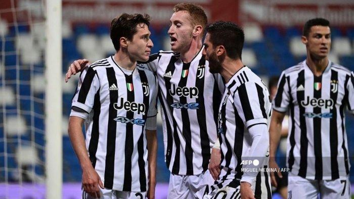 PEMAIN JUVENTUS - Penyerang Juventus asal Italia Federico Chiesa (kiri) melakukan selebrasi setelah mencetak gol pada pertandingan final Piala Italia (Coppa Italia) Atalanta vs Juventus pada 19 Mei 2021 di stadion Citta del Tricolore di Reggio Emilia.
