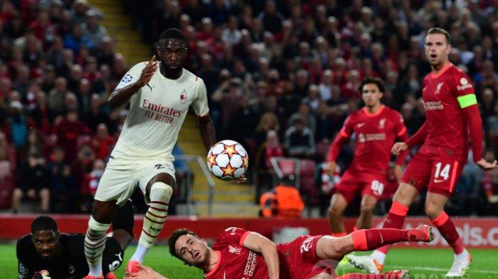 MILAN DIPREDIKSI IMBANG - Striker Liverpool asal Portugal Diogo Jota (tengah) bersaing dengan bek AC Milan Inggris Fikayo Tomori (kiri) selama pertandingan sepak bola Grup B putaran pertama Liga Champions UEFA antara Liverpool dan AC Milan di Anfield di Liverpool, Inggris barat laut pada 15 September 2021. AFP/Paul ELLIS