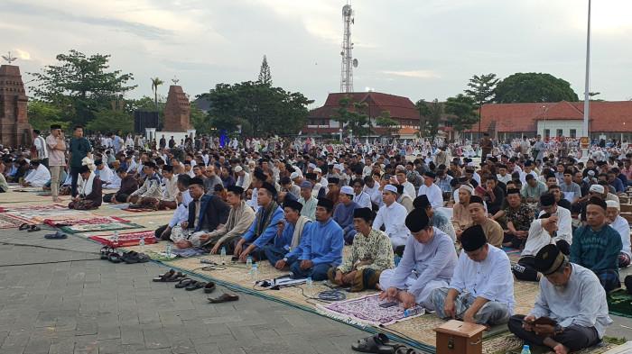 SALAT ID - Ribuan warga yang hendak mengikuti salat id tampak memadati Alun-Alun Indramayu, Jalan Letjen S Parman, Kecamatan/Kabupaten Indramayu, Sabtu (21/3/2026). TRIBUNCIREBON.COM/AHMAD IMAM BAEHAQI