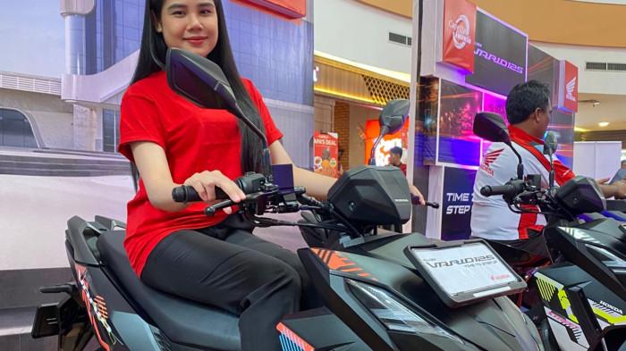 SALES HONDA - Seorang sales berpose di new Honda Vario 125 varian Street produk terbaru.