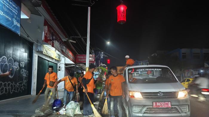 petugas kebersihan malam takbiran