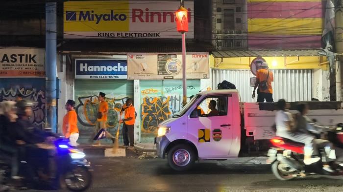 petugas kebersihan purwakarta malam takbiran