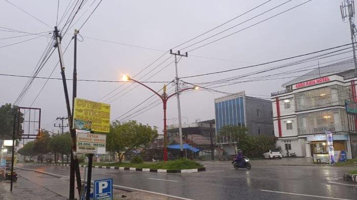 HUJAN SEDANG - Hujan guyur Palangkaraya. BMKG Palangkaraya memperkirakan hujan sedang hingga lebat pada malam takbiran 2026.