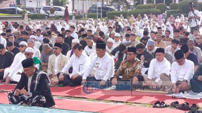 HADIR - Gubernur Sulawesi Utara Yulius Selvanus bersama umat Muslim saat Salat Idul Fitri 1447 H di Lapangan Sparta Tikala, Sabtu 21 Maret 2026.