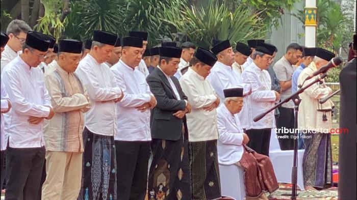 SALAT IDULFITRI - Wapres Ke-13 RI, KH Maruf Amin bersama Gubernur dan Wakil Gubernur DKI Jakarta, Pramono Anung-Rano Karno mengikuti Salat IdulFitri yang digelar di halaman Balai Kota Jakarta, Sabtu (21/3/2026).TRIBUNJAKARTA.COM/ELGA PUTRA