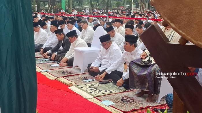 KHUTBAH IDUL FITRI - Gubernur dan Wakil Gubernur DKI Jakarta, Pramono Anung-Rano Karno bersama para jemaah mendengarkan khutbah Idul Fitri yang disampaikan Wakil Presiden Ke-13 RI, KH Maruf Amin di Balai Kota DKI Jakarta, Sabtu (21/3/2026). TRIBUNJAKARTA.COM/ELGA PUTRA