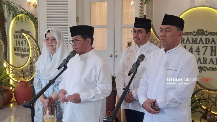 KETERANGAN PERS - Gubernur DKI Jakarta, Pramono Anung menyampaikan ucapan Selamat Lebaran kepada warga Jakarta usai pelaksanaan Salat Idulfitri di Balai Kota DKI Jakarta, Sabtu (21/3/2026).TRIBUNJAKARTA.COM/ELGA PUTRA